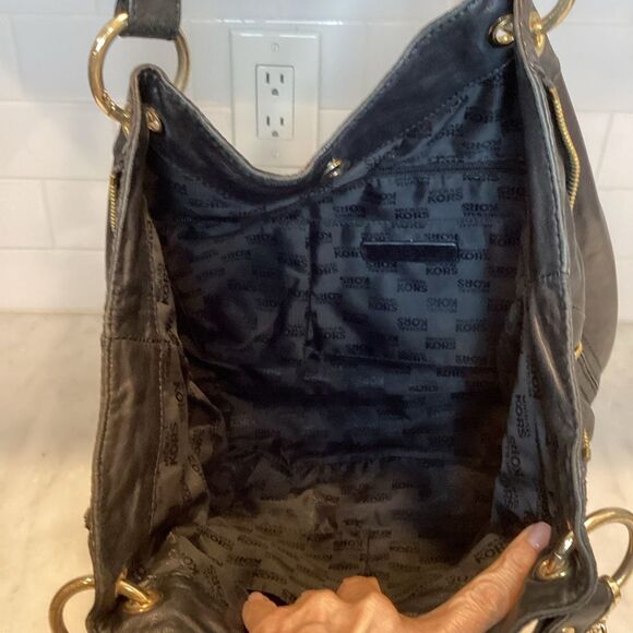 MICHAEL KORS MOXLEY BLACK SOFT LEATHER SHOULDER TOTE - Picture 12 of 16